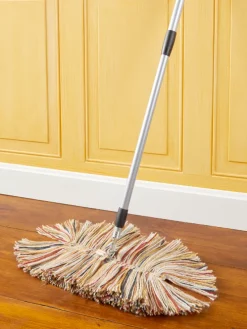 Big Wooly Swivel-Head Dust Mop With Telescoping Handle