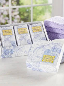 Botanical Dusting Powder With Puff, In 2 Scents