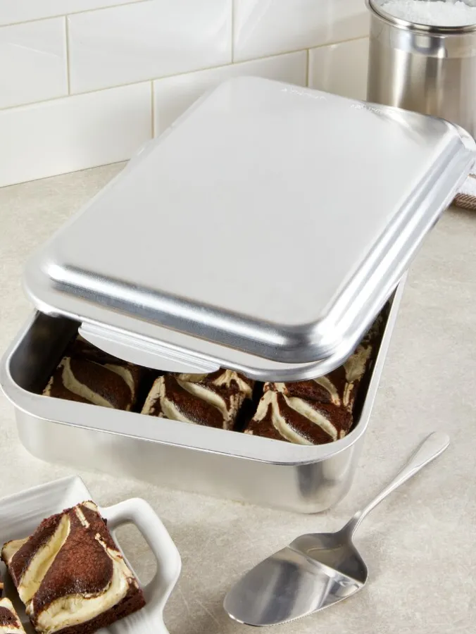 Classic 9 Inch x 13 Inch Covered Aluminum Baking Pan