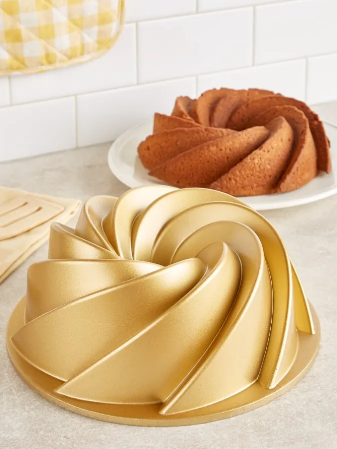 Heritage Swirl Cast-Aluminum Bundt Pan